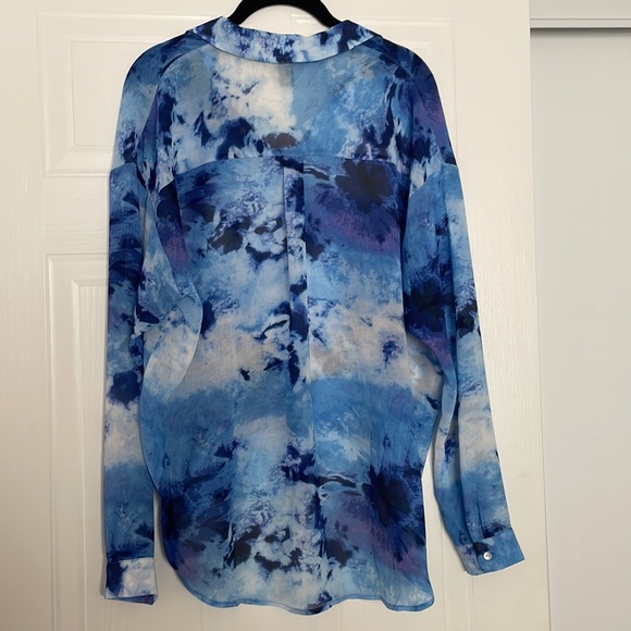 💞2/$20 FOREVER21 Blue Button Down Blouse - Picture 3 of 3